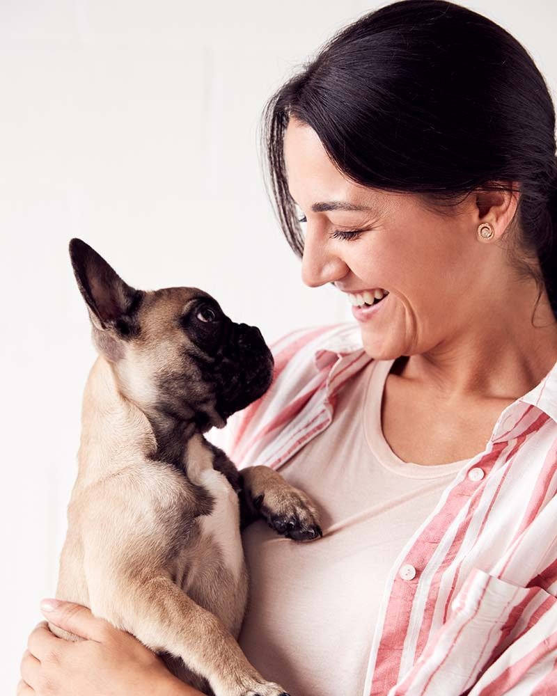 studio-shot-of-smiling-young-woman-holding-affecti